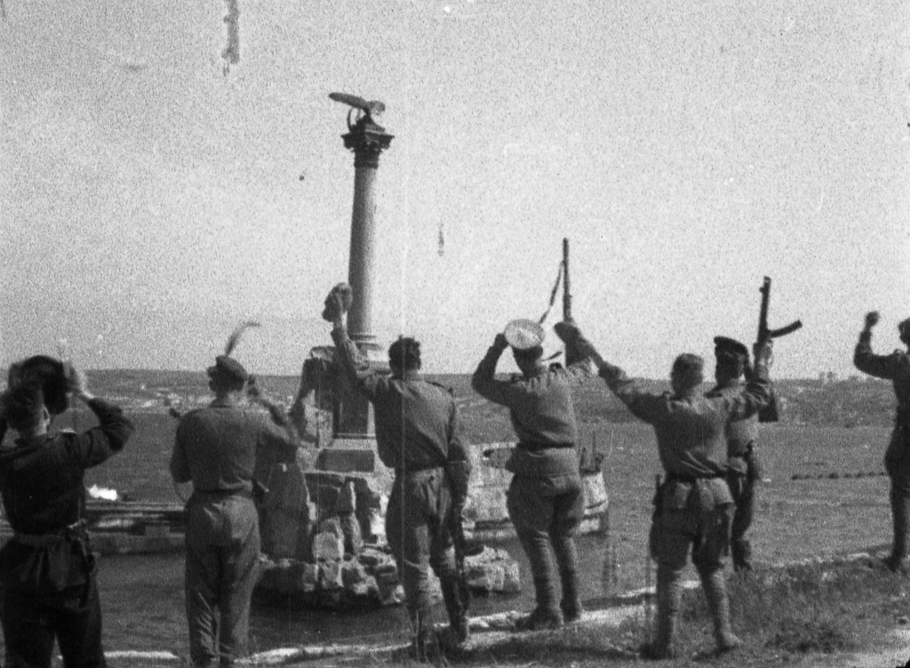 OH-5193_1.-Негатив.-Салют-освободителей-Севастополя-у-памятника-затопленным-кораблям.-Севастополь.-Май-1944-г..-автор-В.В.jpg