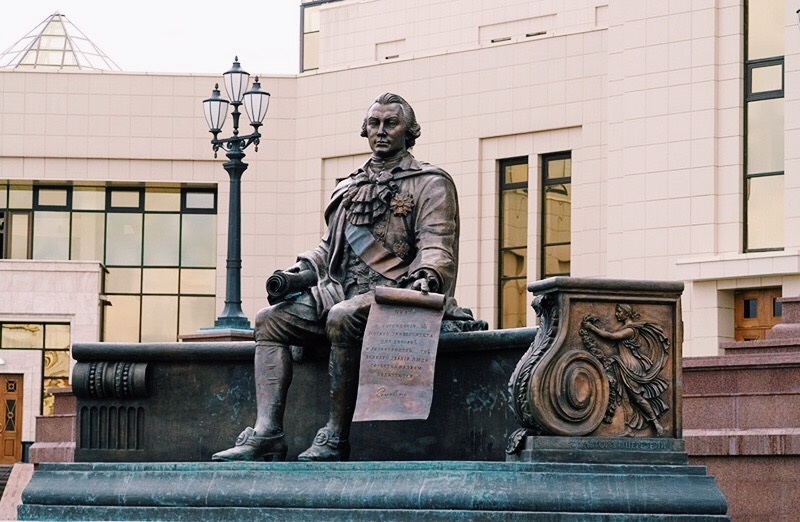 памятник графу Шувалову